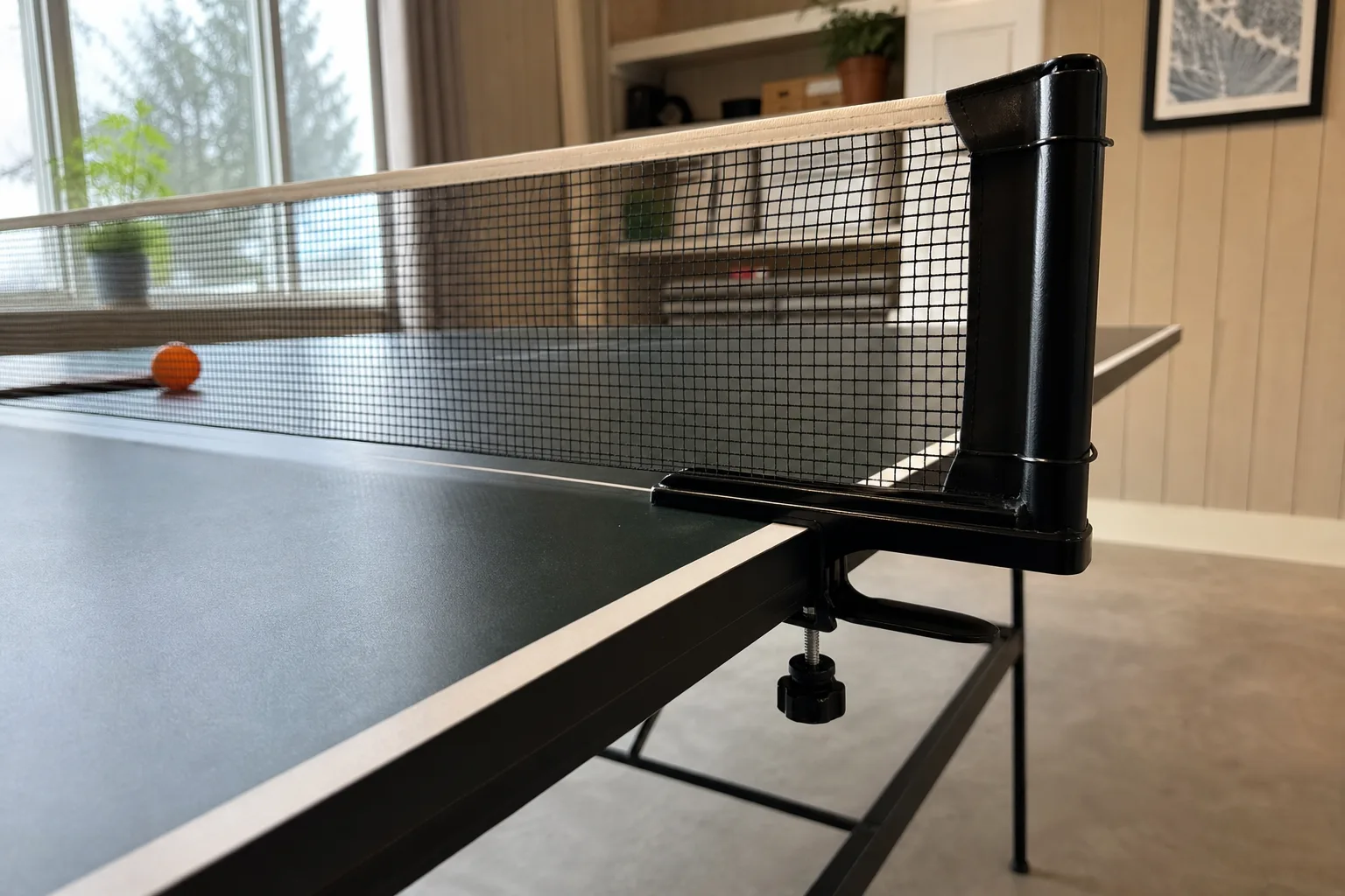 Närbild av pingisnätets stolpe och klämfäste på en bordskant.